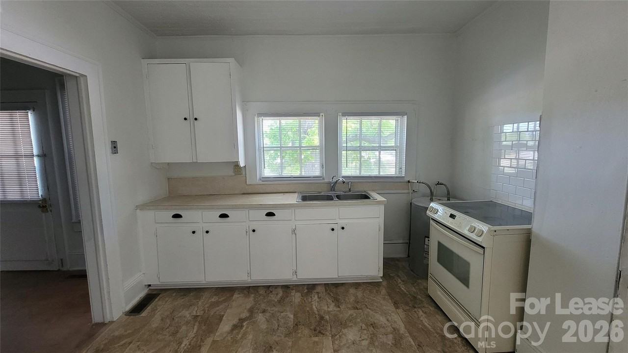 115 Lee St - Photo 5 of 12