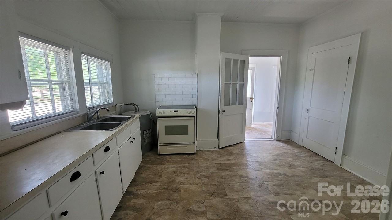 115 Lee St - Photo 6 of 12