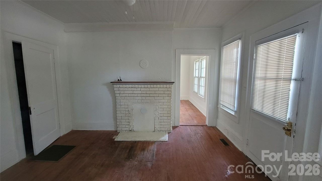 115 Lee St - Photo 7 of 12