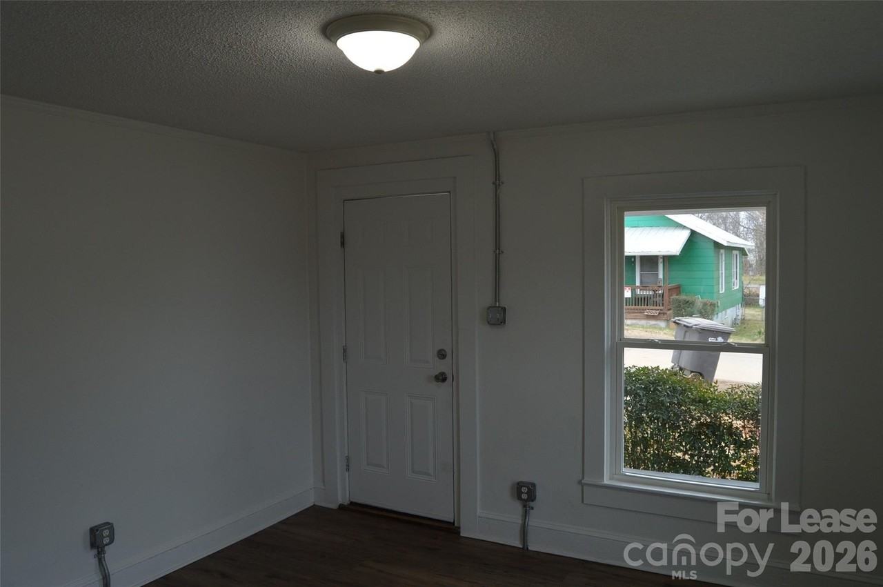 709 S Elm St - Photo 3 of 9