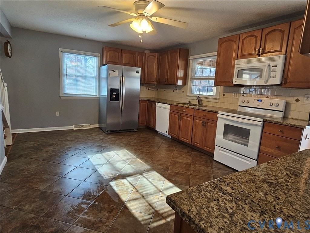 139 Pike St - Photo 2 of 14