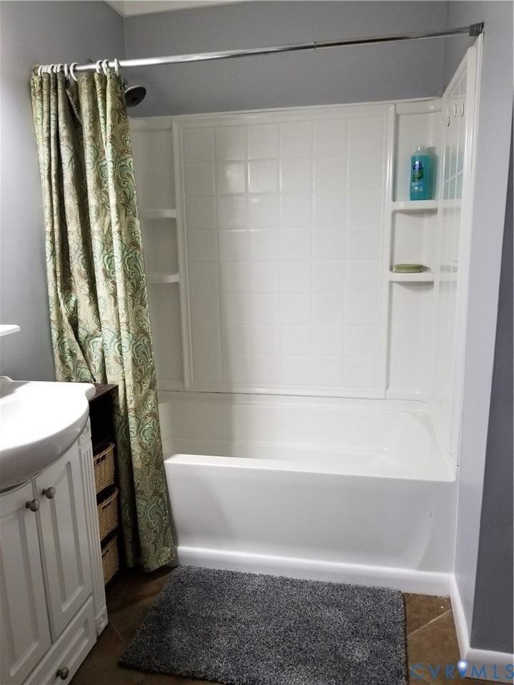 139 Pike St - Photo 4 of 14