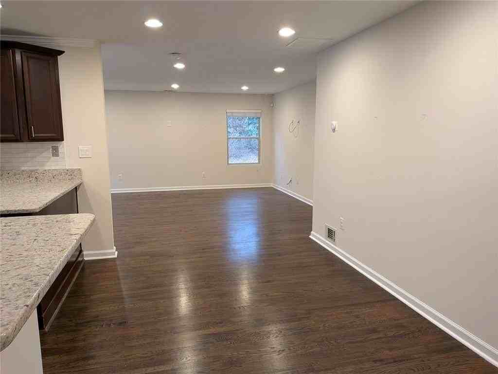 3036 Hudson Ct - Photo 4 of 17