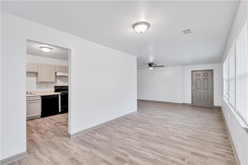 968 Sexton Dr - Photo 4 of 31