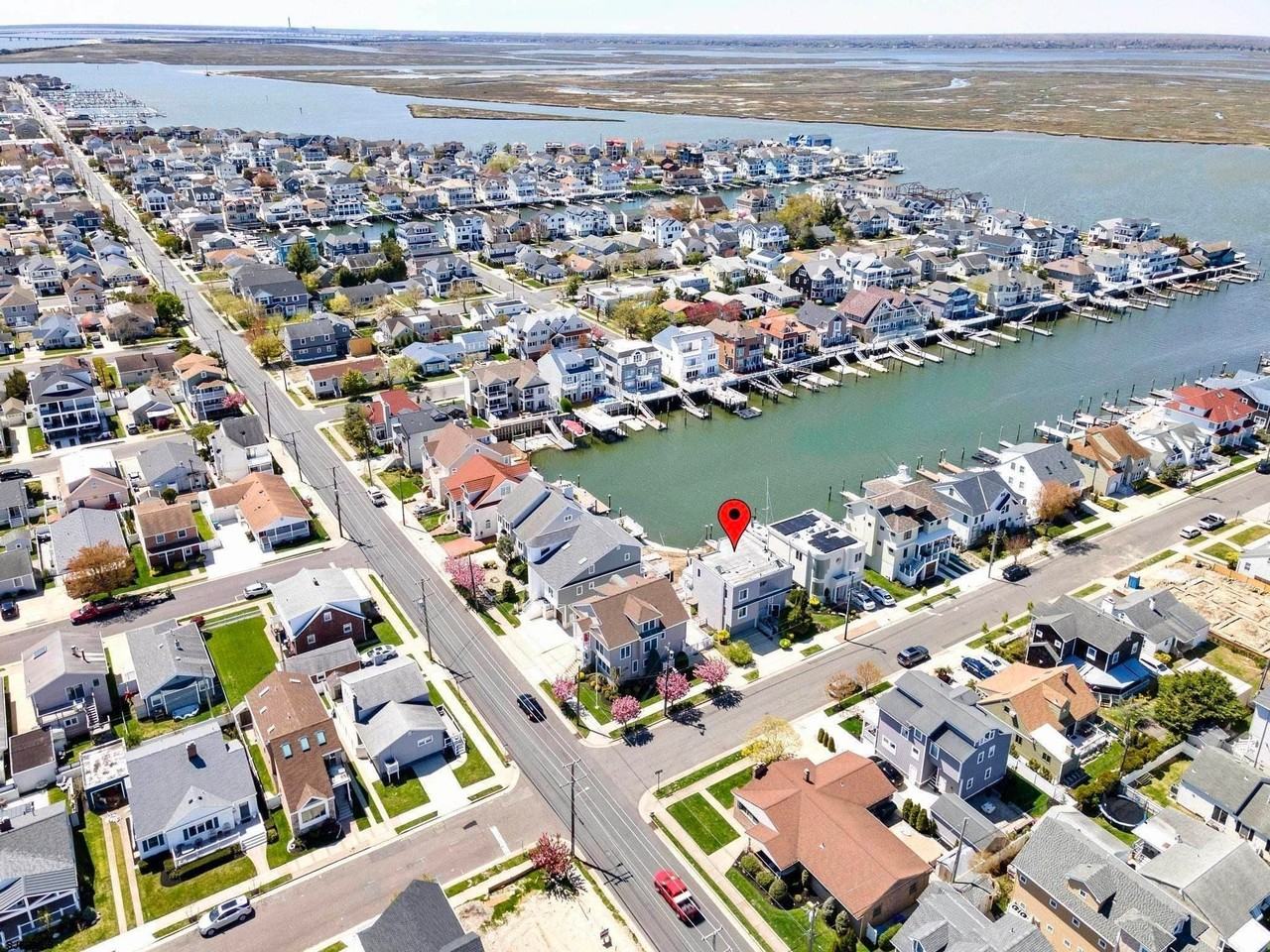 302 N Nassau Ave - Photo 2 of 50