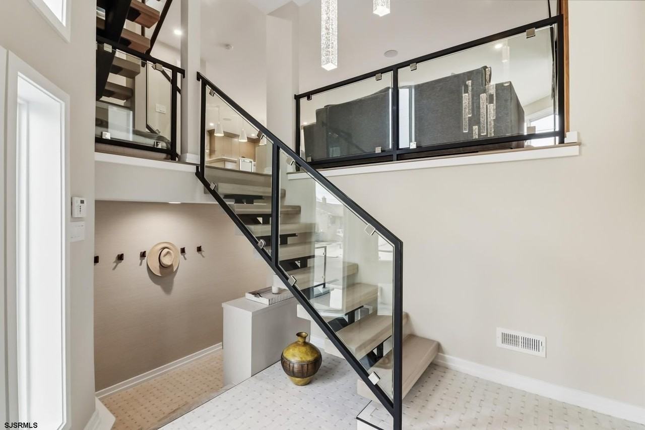 302 N Nassau Ave - Photo 5 of 50