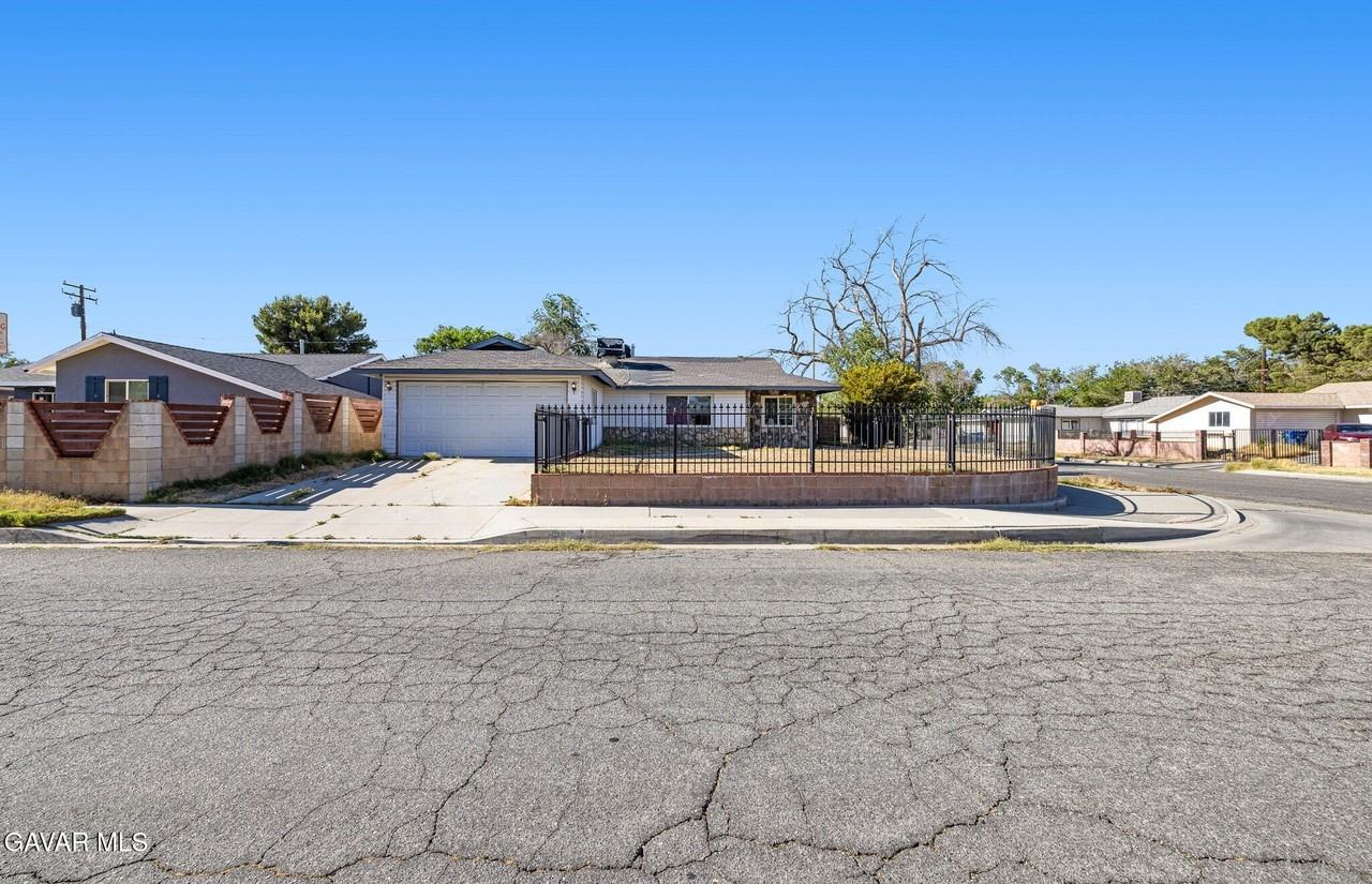 639 E Ovington St - Photo 2 of 24