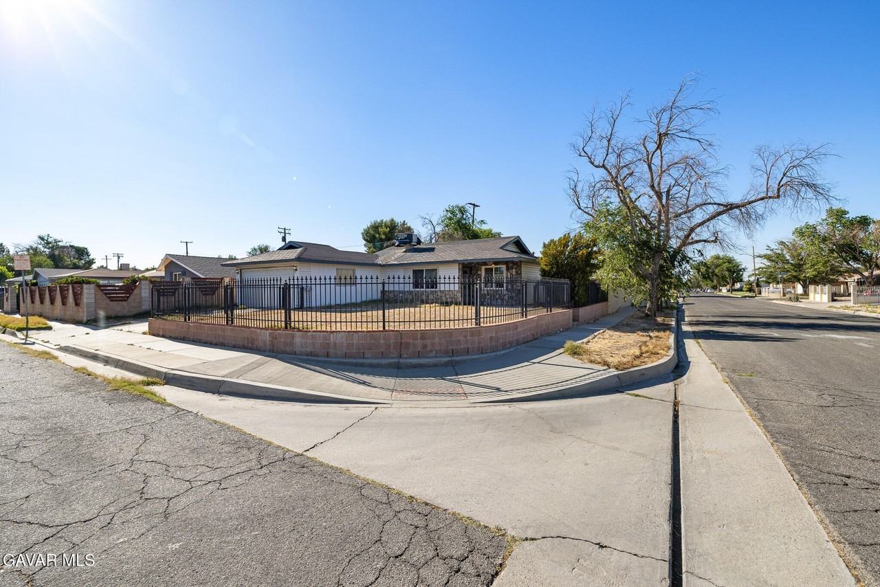 639 E Ovington St - Photo 3 of 24