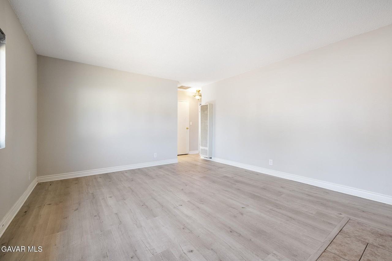 639 E Ovington St - Photo 4 of 24