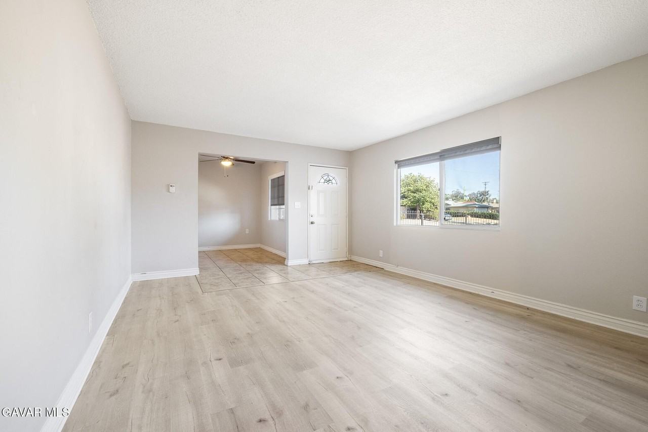 639 E Ovington St - Photo 5 of 24