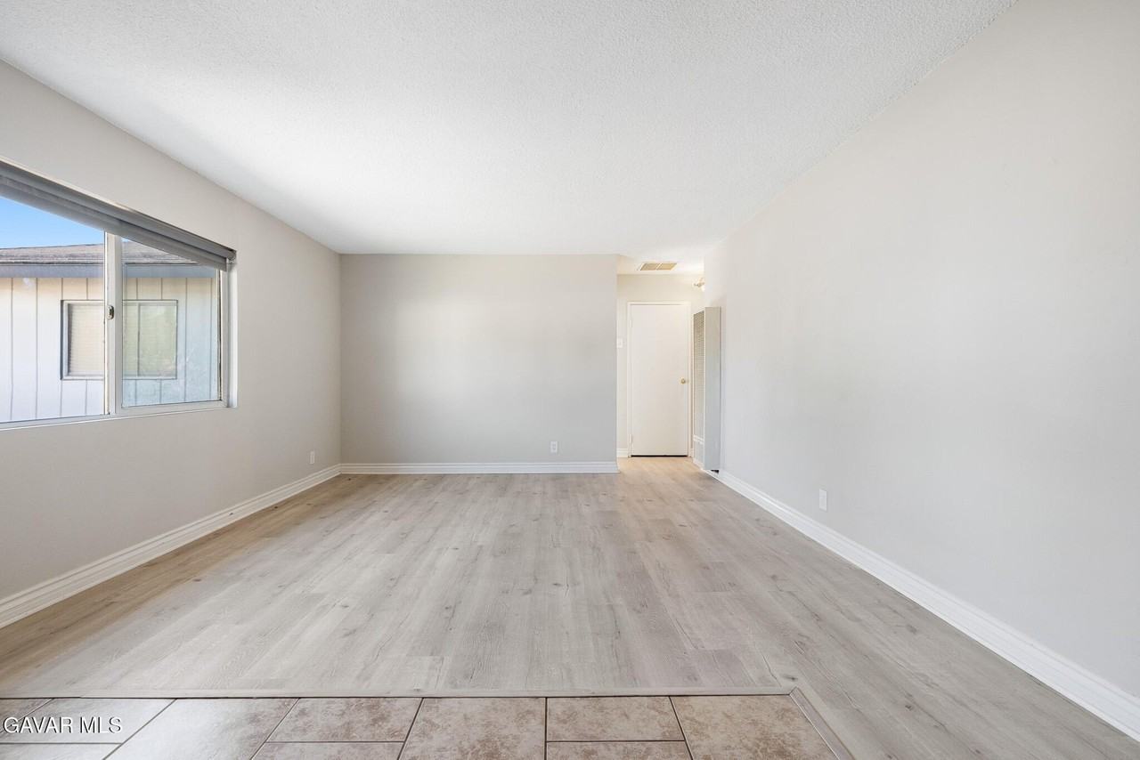 639 E Ovington St - Photo 6 of 24