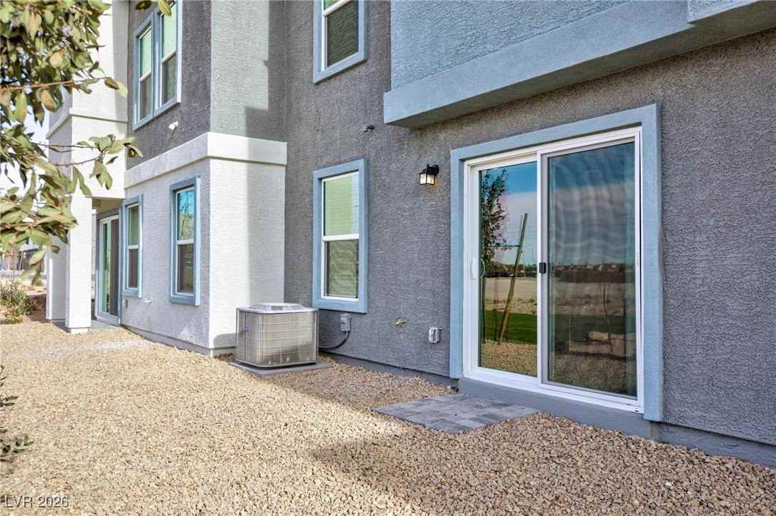 6085 Lily Garden St - Photo 4 of 31