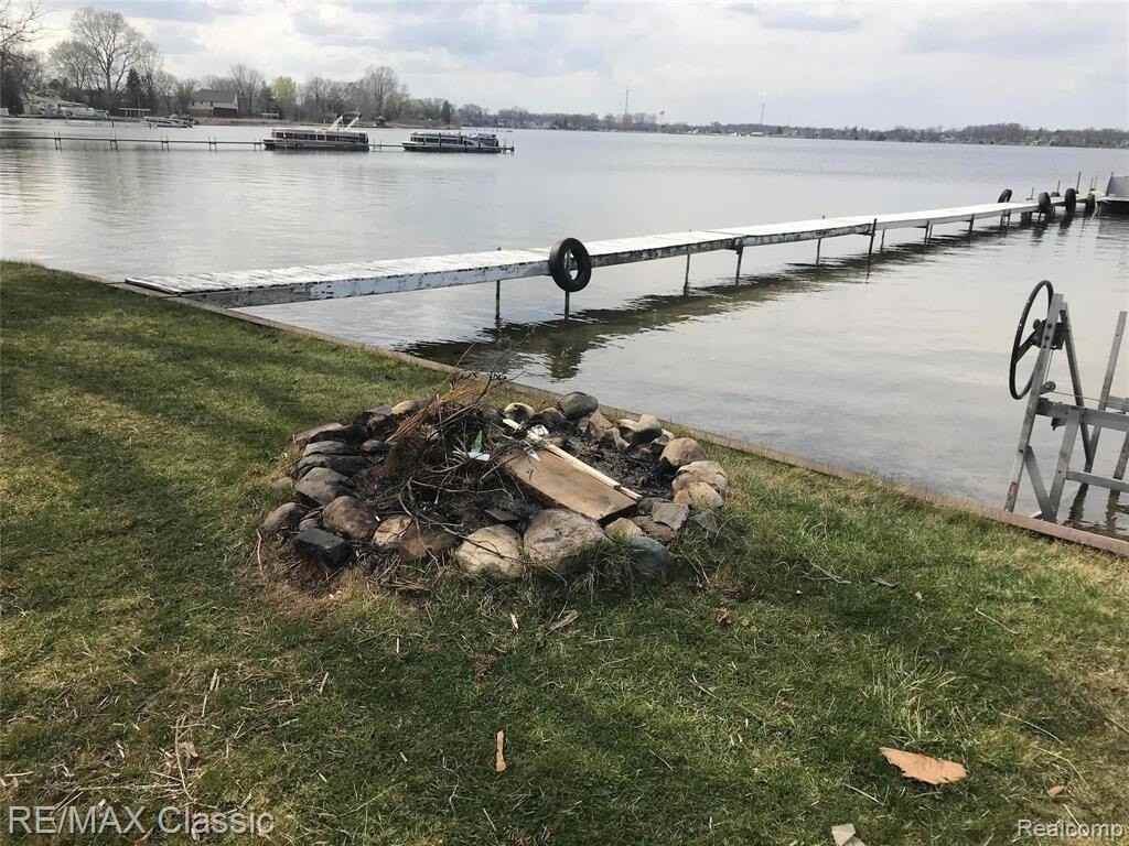 381 E Shore Dr - Photo 5 of 19