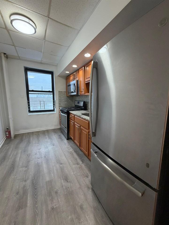 315 56th St #E6 - Photo 5 of 14