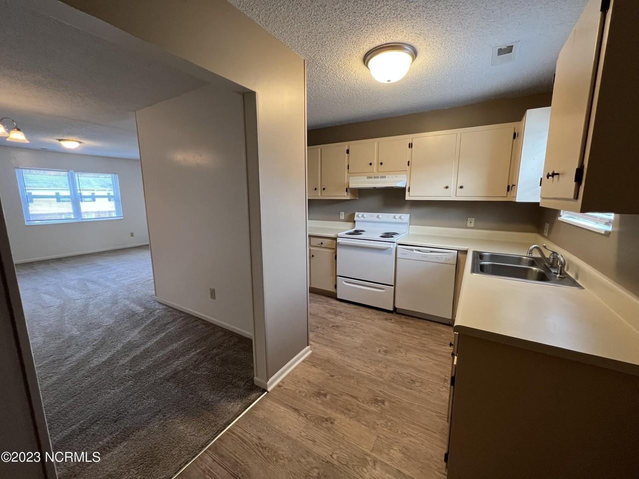 210 Cordell Cir - Photo 4 of 16