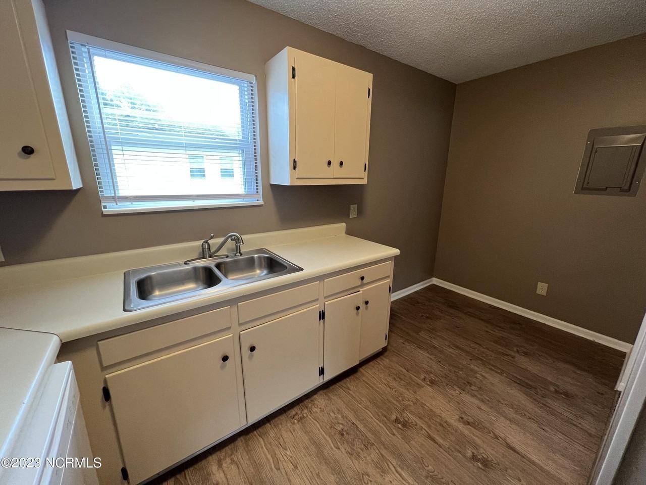 210 Cordell Cir - Photo 5 of 16