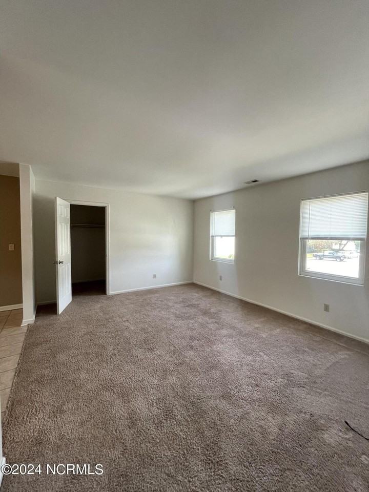 114 Cordell Cir - Photo 4 of 8