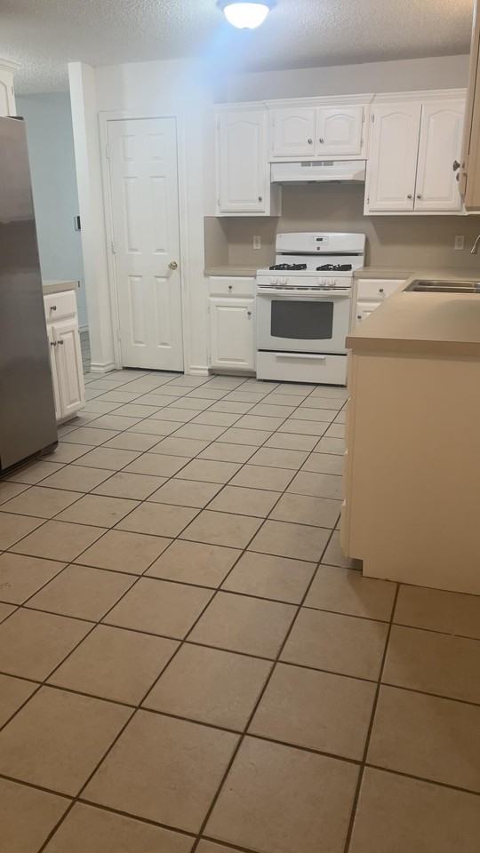 4410 Jarvis St - Photo 3 of 12