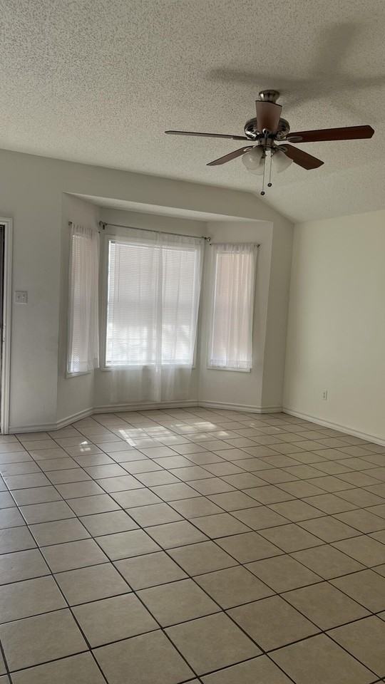 4410 Jarvis St - Photo 7 of 12