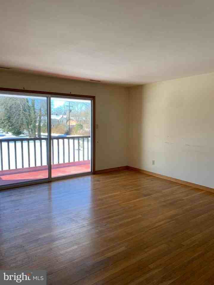 111 Green St - Photo 2 of 22