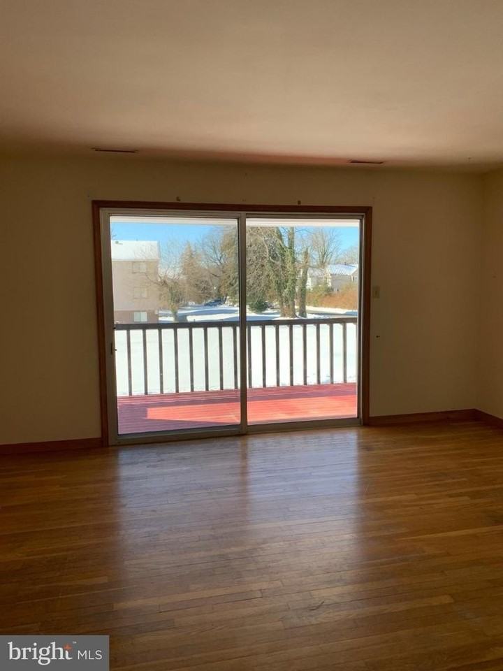 111 Green St - Photo 3 of 22