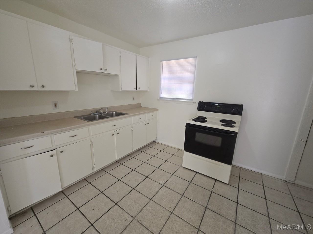 412 Edward St - Photo 4 of 12