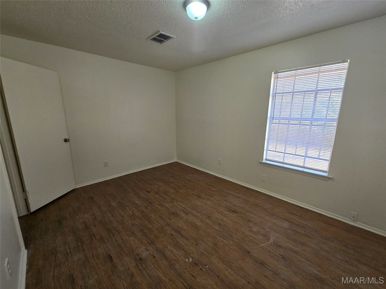 412 Edward St - Photo 6 of 12