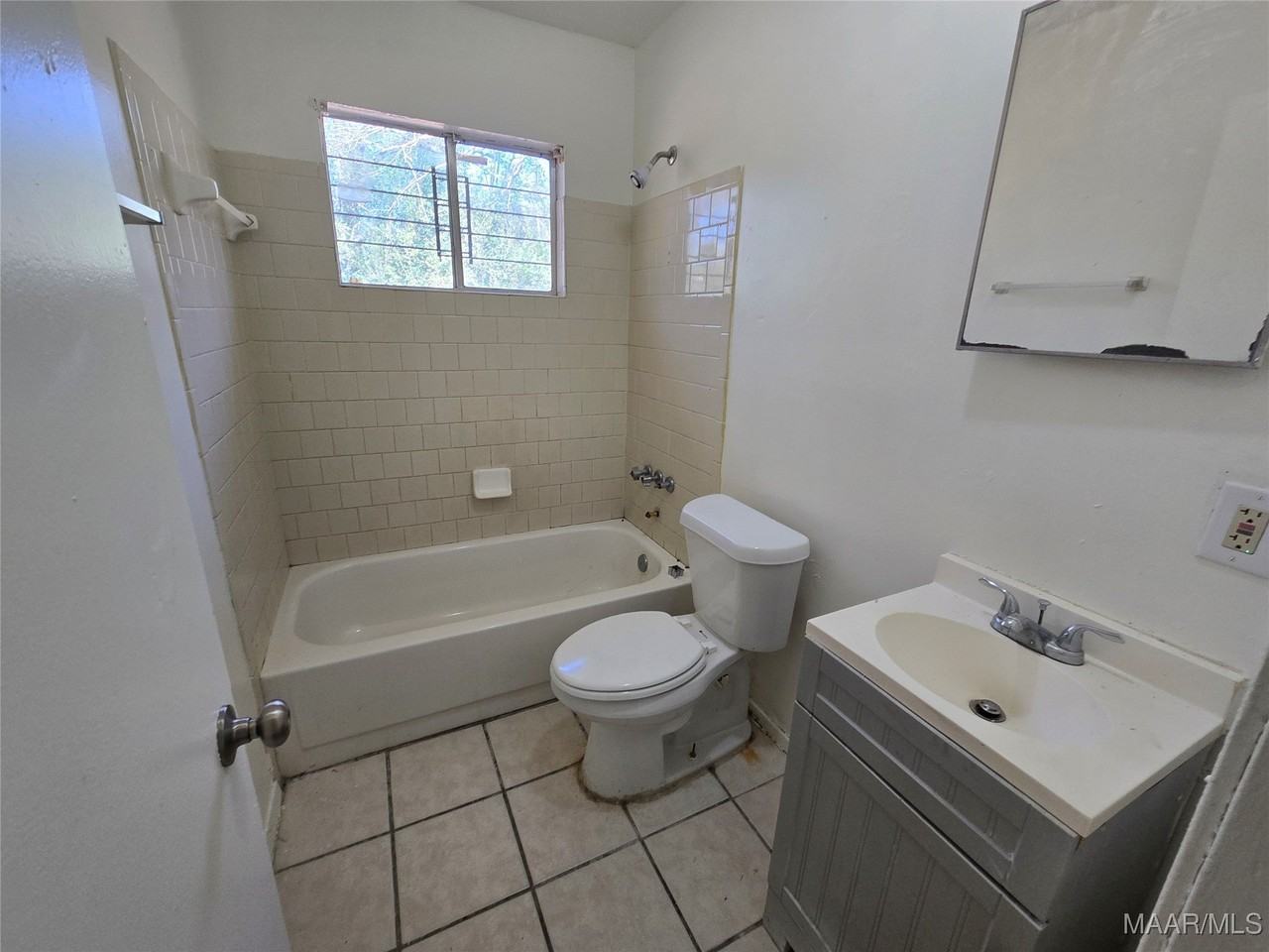 412 Edward St - Photo 7 of 12