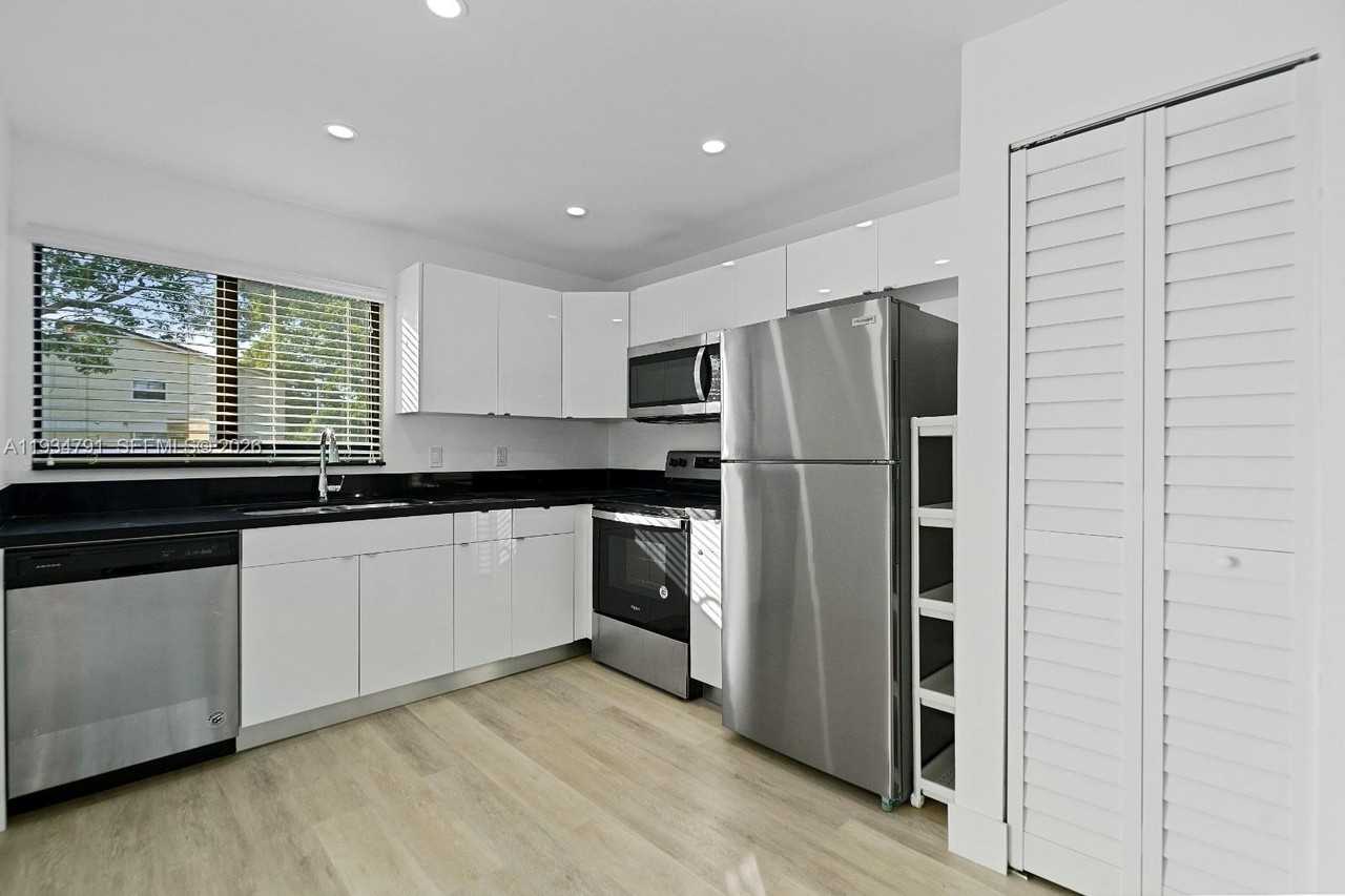 4311 Nw 115th Ave - Photo 3 of 18