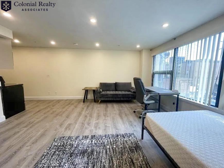 1024 Commonwealth Ave - Photo 2 of 10