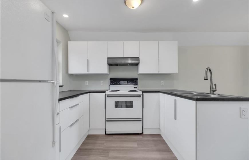 404 Montreal St - Photo 2 of 10