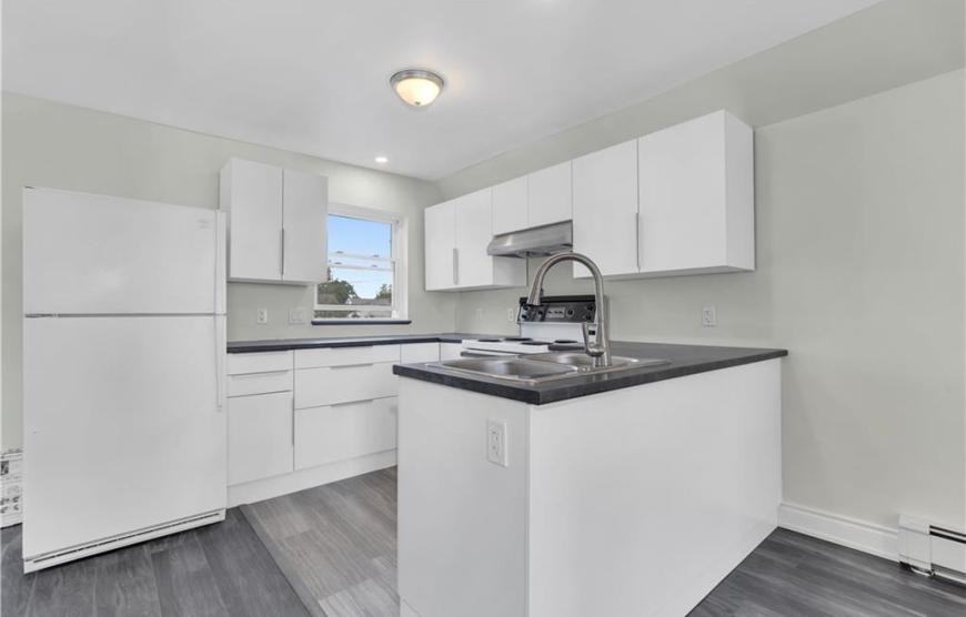 404 Montreal St - Photo 3 of 10