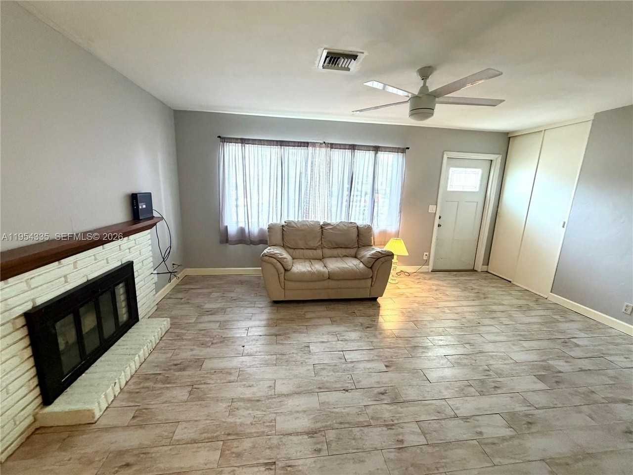 952 Churchill Rd - Photo 2 of 10