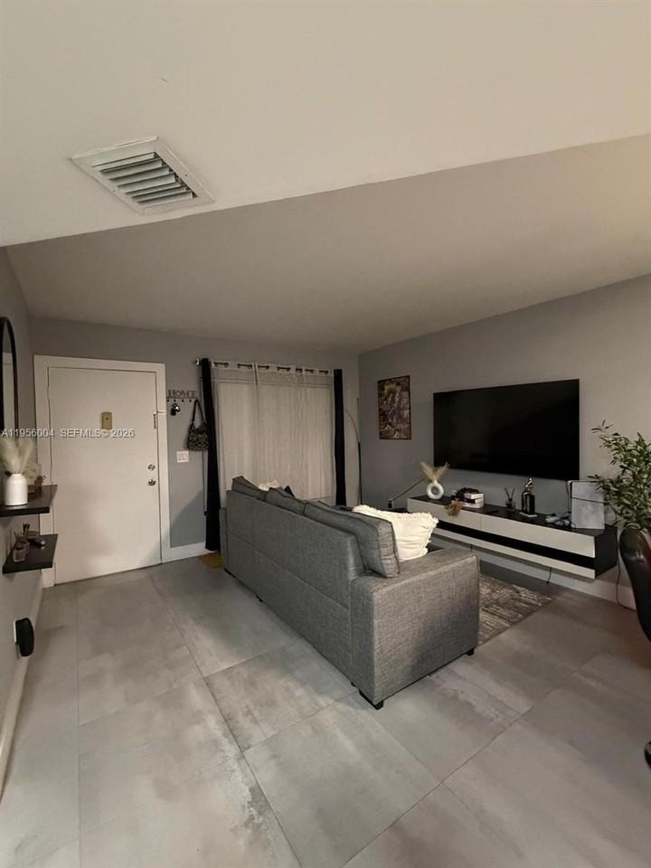 15354 Sunset Dr #31-11 - Photo 4 of 38