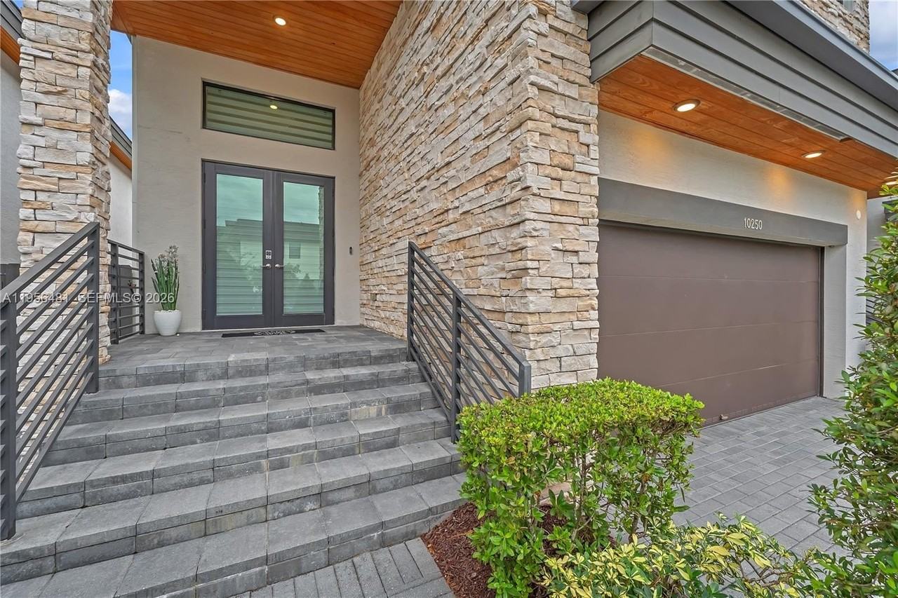 10250 Nw 76th Ter - Photo 2 of 27