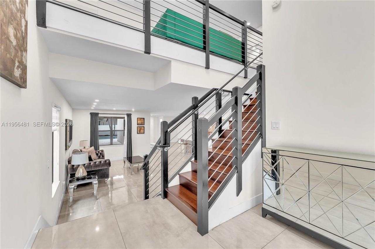 10250 Nw 76th Ter - Photo 3 of 27