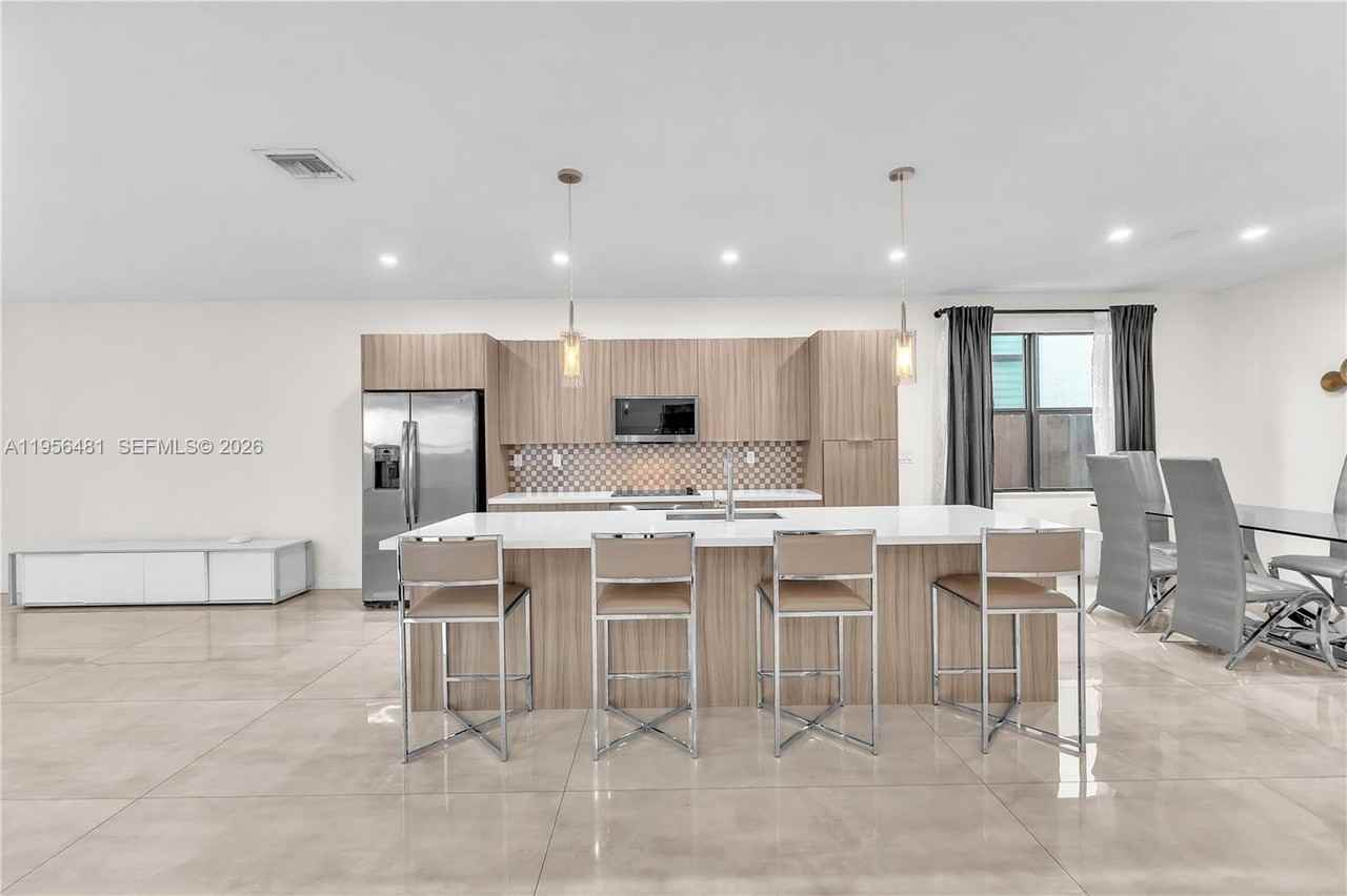 10250 Nw 76th Ter - Photo 4 of 27