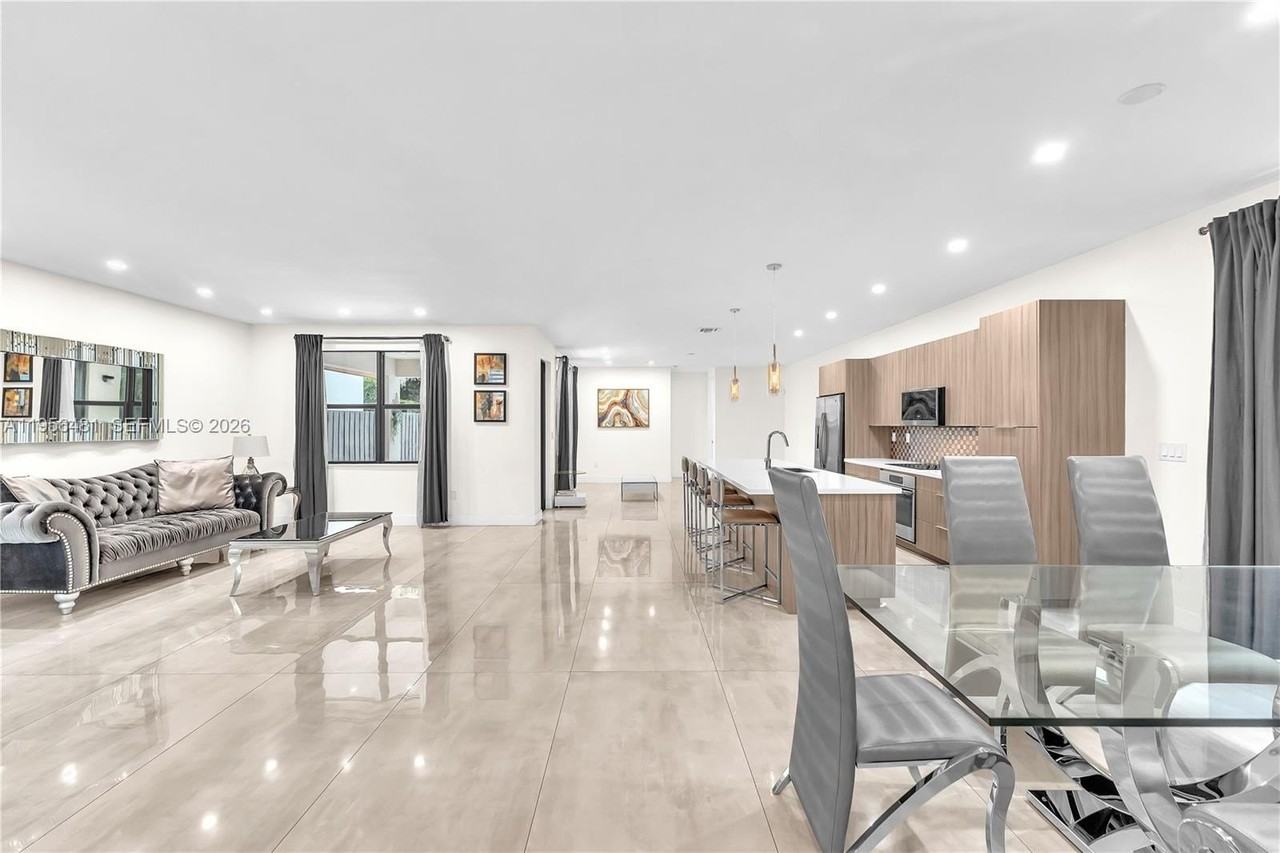 10250 Nw 76th Ter - Photo 6 of 27