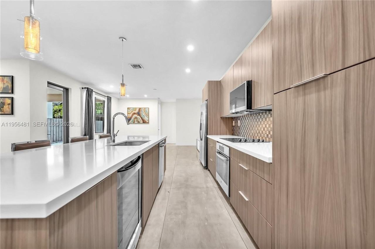 10250 Nw 76th Ter - Photo 7 of 27