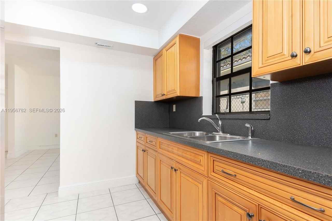 2615 Sw 32nd Ct #2615 - Photo 6 of 27