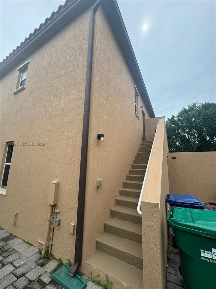 9401 Sw 171st Ave - Photo 4 of 12