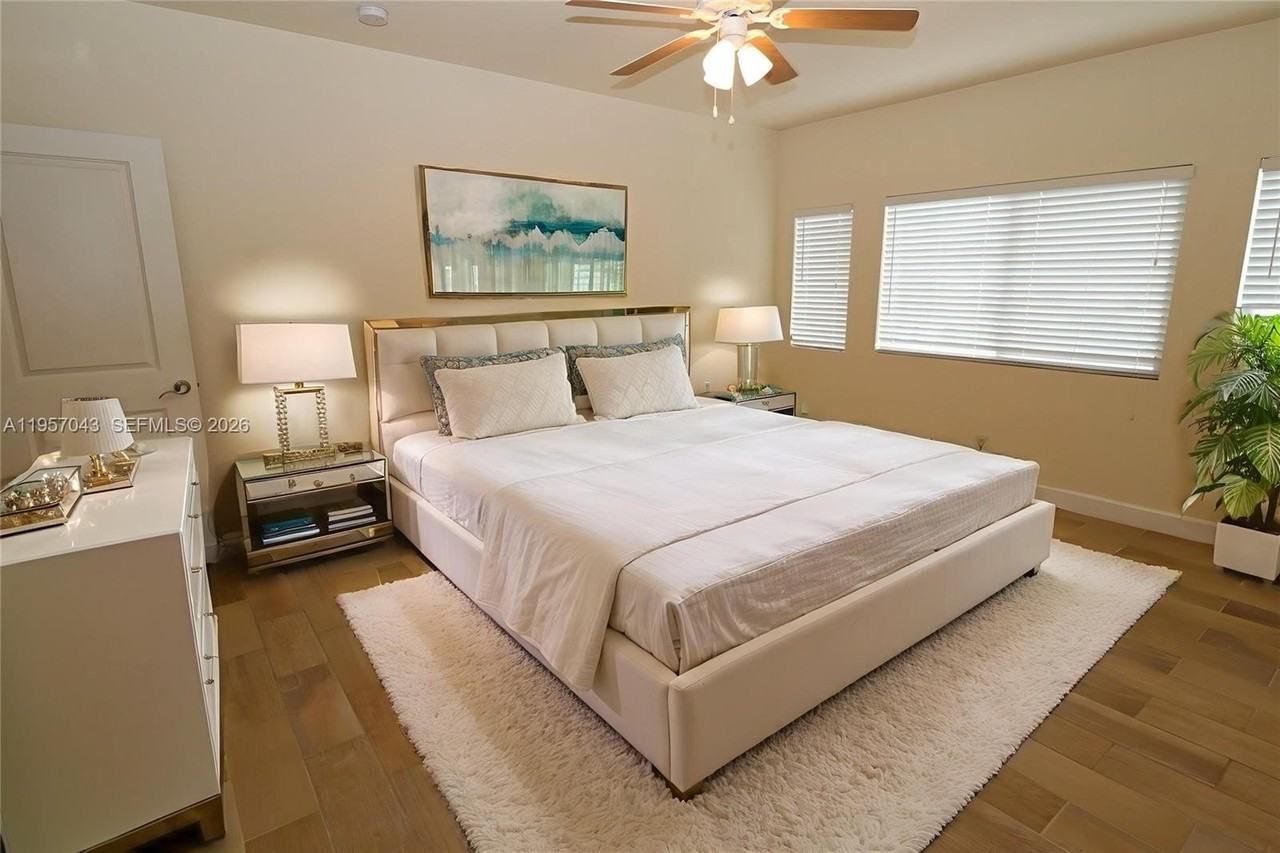 609 Ne 28th St #3 - Photo 3 of 37