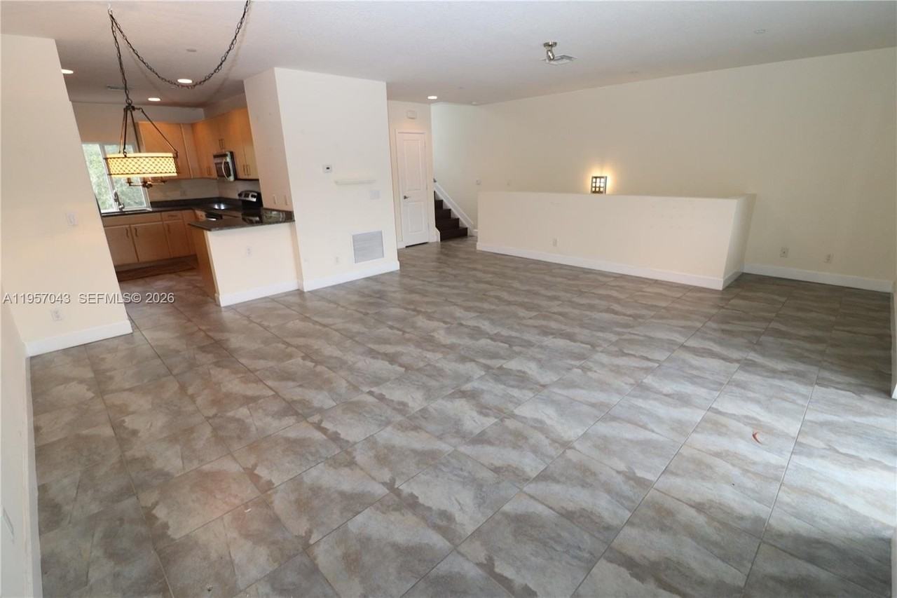 609 Ne 28th St #3 - Photo 5 of 37