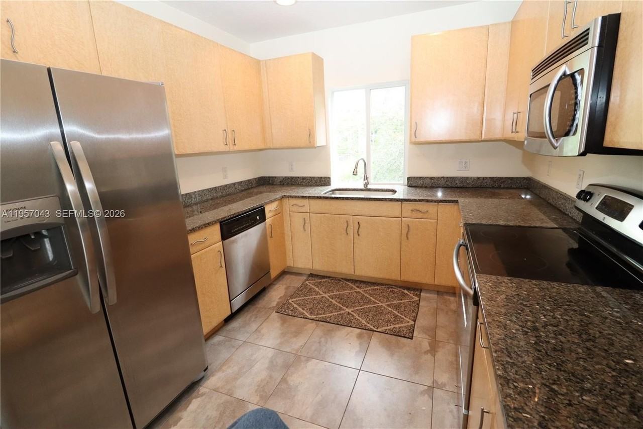 609 Ne 28th St #3 - Photo 2 of 33