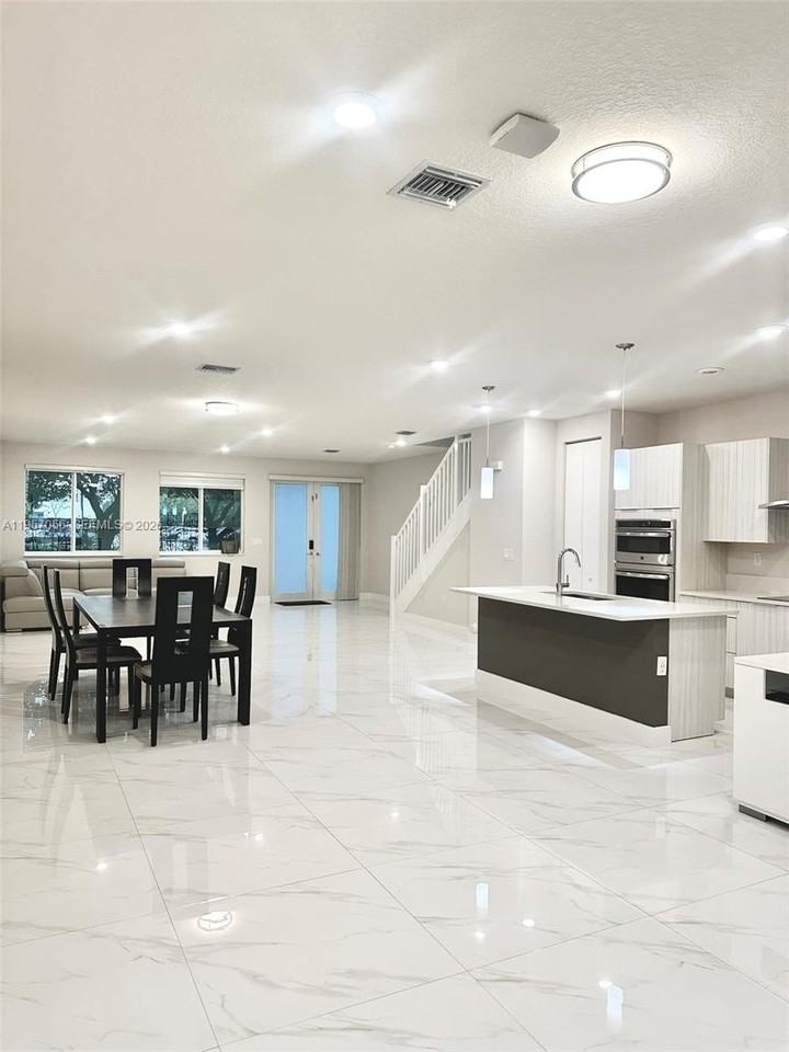 10420 Nw 67th St #10420 - Photo 4 of 50