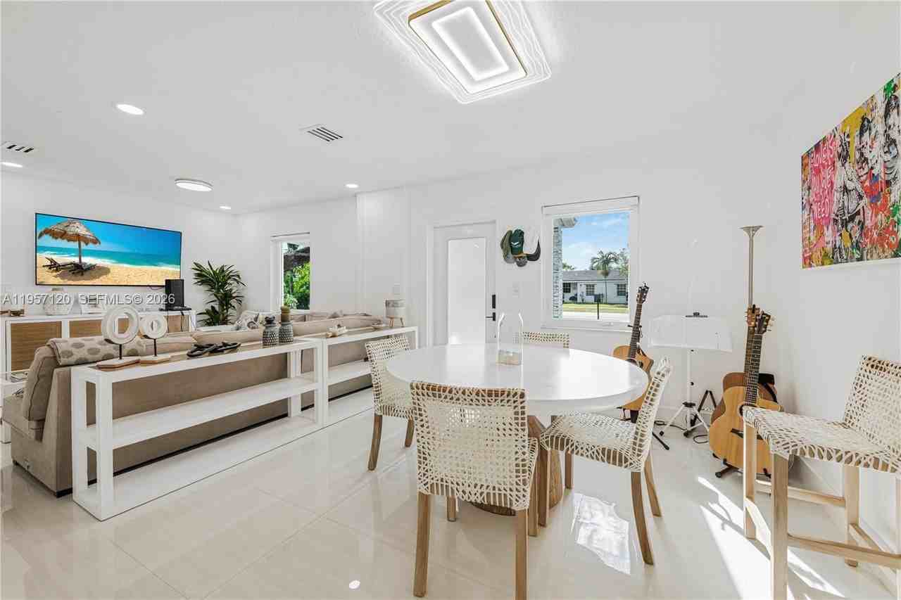 7235 Sw 39th St - Photo 4 of 15