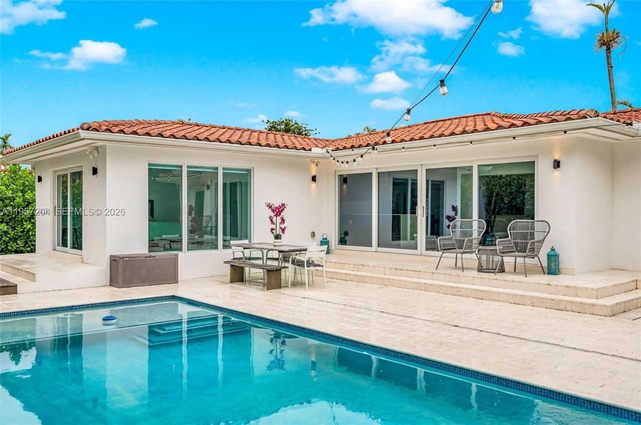 1080 Ne 104th St - Photo 5 of 50