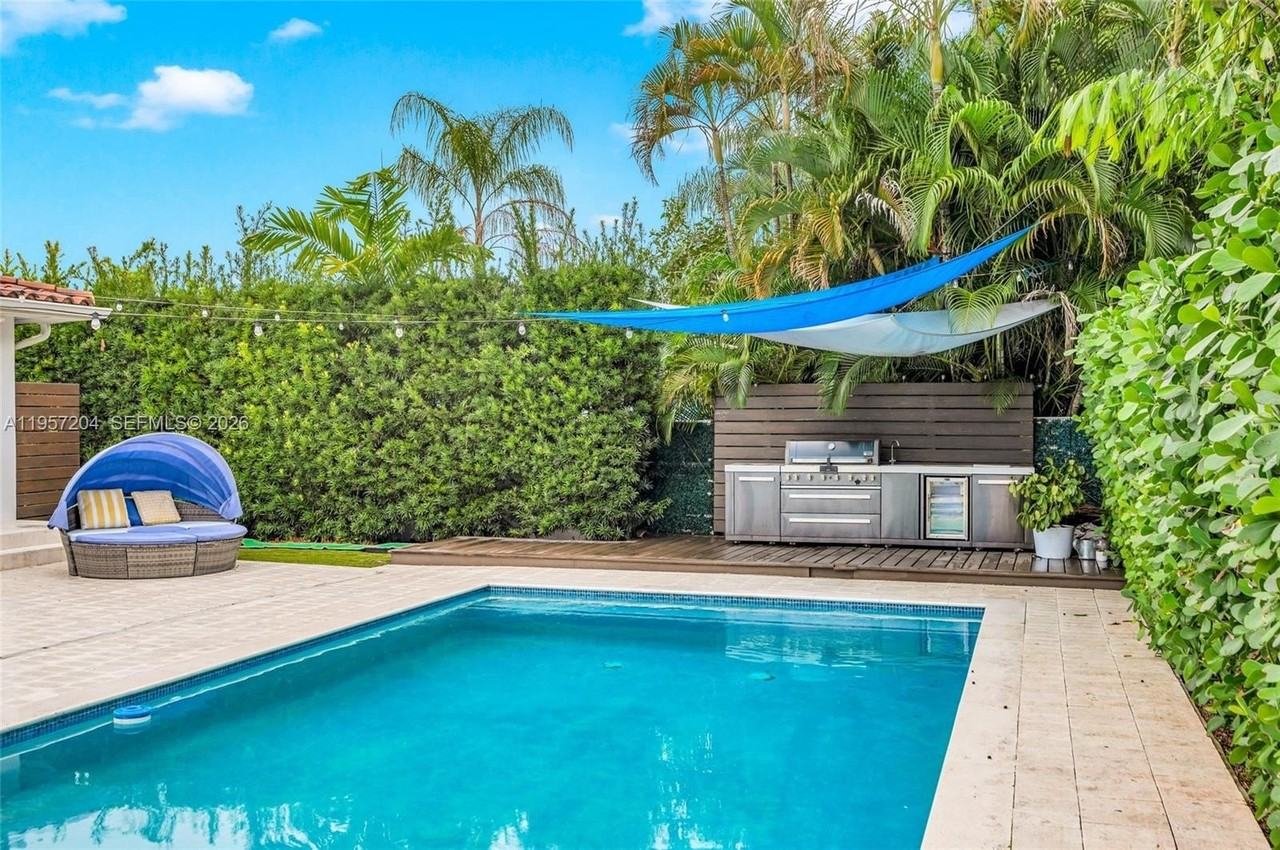 1080 Ne 104th St - Photo 6 of 50