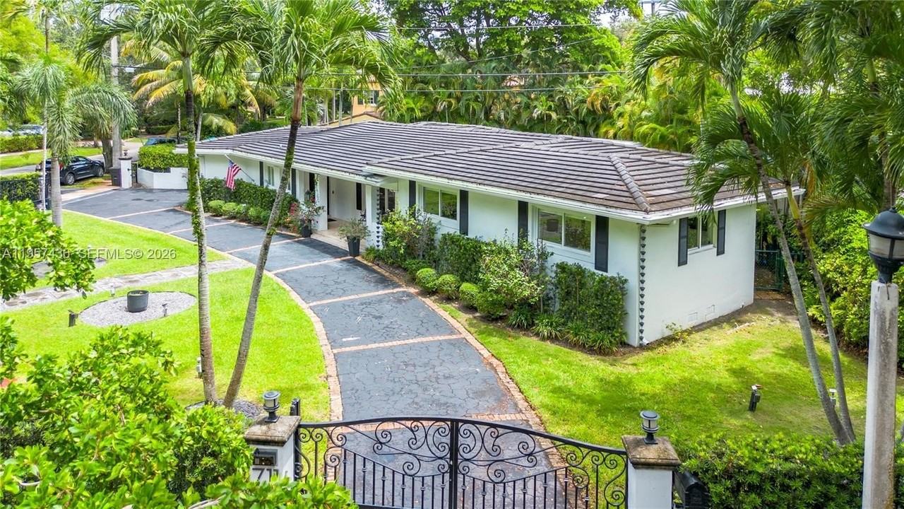 711 Sunset Rd #711 - Photo 3 of 4