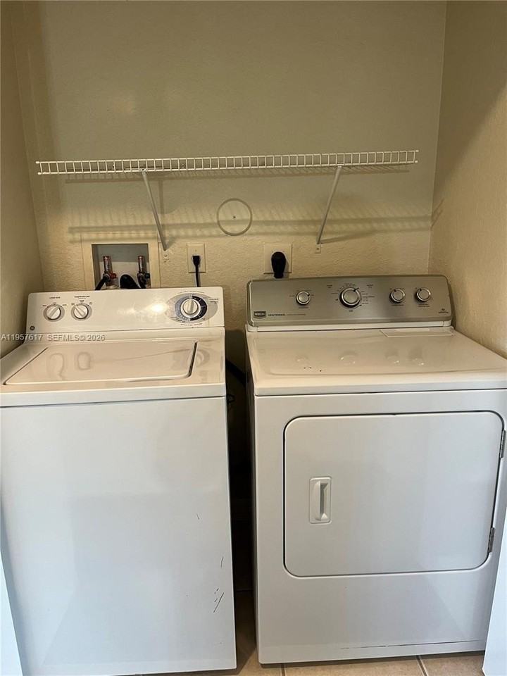 2083 Sw 87th Ter #0 - Photo 4 of 5